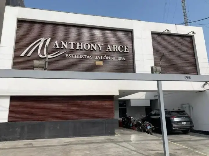 Anthony Arce salón de belleza